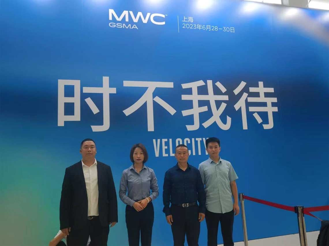 九洲国际官网参展四人合影